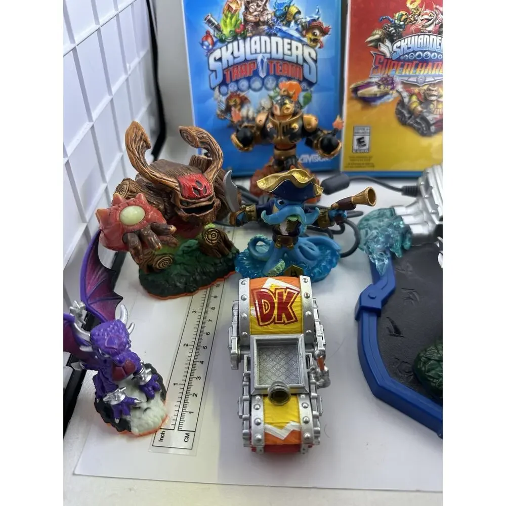 Skylanders Superchargers Trap Team Wii U Mix lot 2 Games W Portal 10 Figures